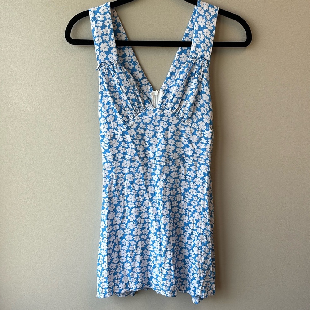 VRG GRL mini dress 6 blue and white floral vneck